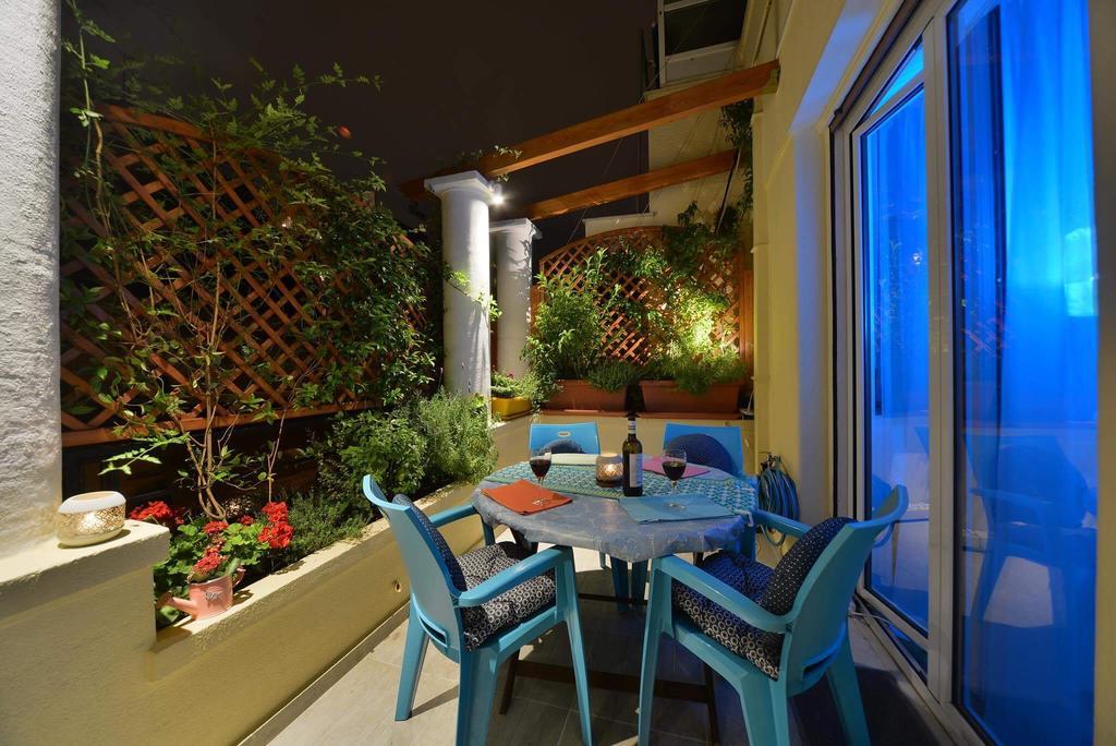 Oasis Veranda Under Columns.Kolonaki Embassy Area. Athens Exterior photo